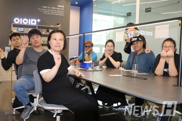 ﻿▲ 카페 이음누리에서 진행된 야외수업을 마치고 최 씨와 수강생들이 기념사진을 찍고 있다. ⓒ 남경수 기자