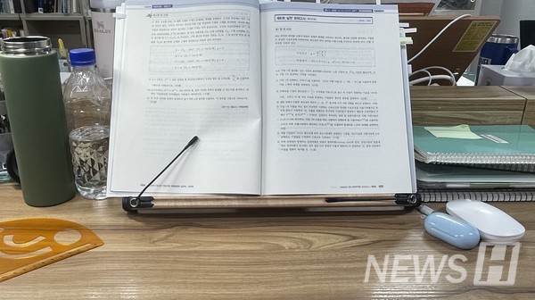 ▲ 김 씨의 수험 기간 독서실 책상 모습. 오랜 시간 꿈을 향해 머물던 자리를 뒤로하고, 이제 그는 새로운 출발선에 선다. ⓒ 김지은 학생