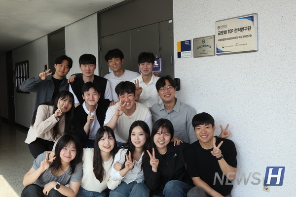 ▲ 임 교수가 운영 중인 차세대 이차프리미엄 토토 연구실(ABRD) 소속 연구팀의 모습. ⓒ 박주희 기자