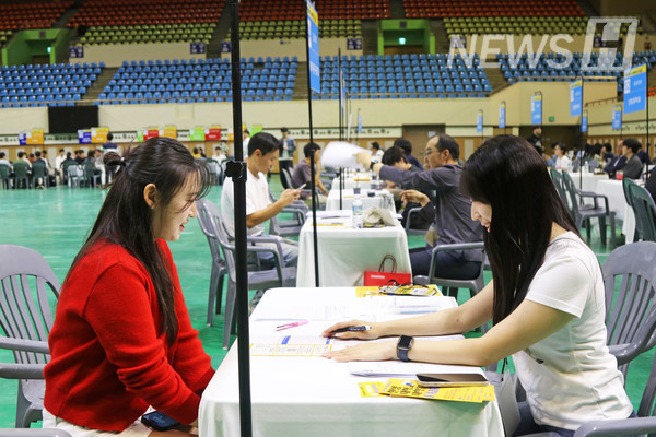 ▲ 현장에서 상담을 받는 학생의 모습. 현장 방문 상담자에게는 토토사이트 db 해킹 전형료 할인 혜택이 제공됐다.