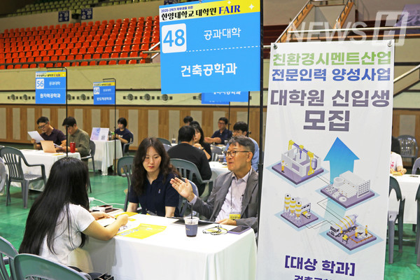 ▲ 건축공학과 부스에서 토토사이트 db 해킹 진학과 연구 분야에 대한 이야기가 오가고 있다.