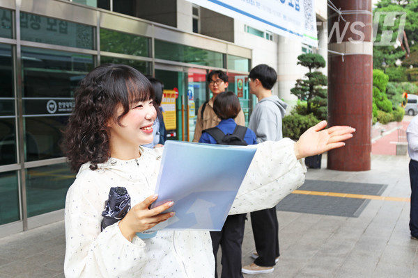 ▲ 총학생회 학생들이 쉬는 날도 잊은 채 학생들을 직접 안내하고 있다.