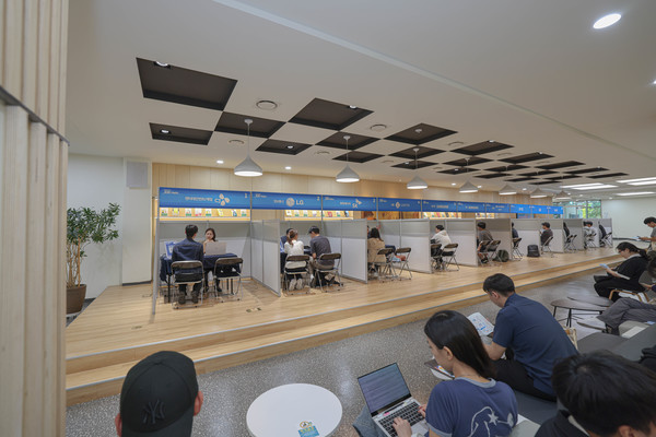 Career consulting by industry experts was conducted at the 게임룸 토토 JOB Festa. (Photo from Hanyang University 게임룸 토토) 