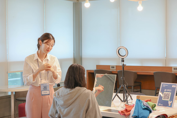 At the 게임룸 토토 JOB Festa 'Activities & Events' zone, students could get personal color analysis. (Photo from Hanyang University ERICA) 