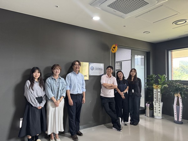 Professor Kang Kyung-tae(third from right) and staff of Hanyang University ERICA 솜사탕토토 Converged Research Institute (Photo from Hanyang University ERICA) 