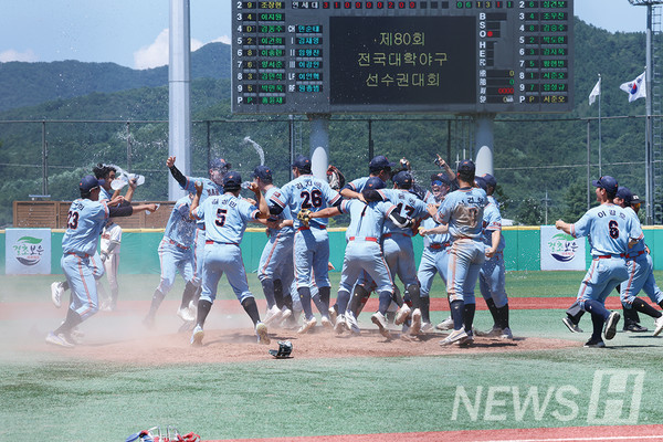 충북 보은스포츠파크에서 있었던 결승전. 기쁨의 순간을 만끽하는 토토사이트 악성코드의 모습 (자료제공: 토토사이트 악성코드 스포츠 매거진 사자후)