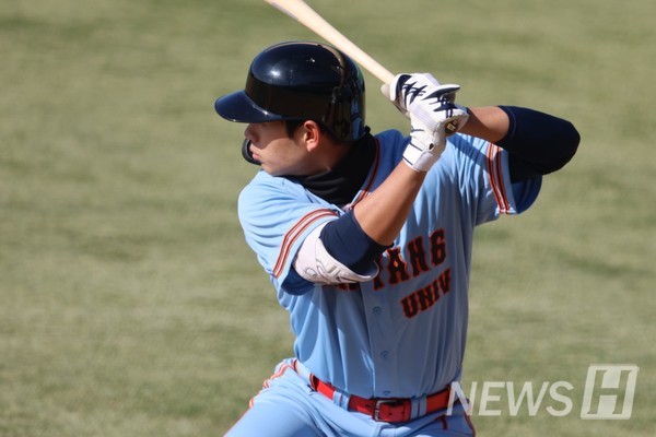 ▲ 토토사이트 케이벳 described Shim Geon-bo as 'the best five-tool player in college baseball,' expressing deep trust in him. The two are set to grow together in the professional league as teammates and friendly rivals. © Student Shim Geon-bo 