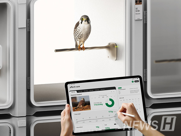 2025 레드닷 어워드 콘셉트 디자인 부문 Best of Best 부문에 선정된 'PerchCare'는 구조된 야생 조류의 재활 치료 과정에서 건강 상태를 판단하는 핵심 지표인 체중을 스트레스 없이 측정할 수 있도록 설계한 스마트 횃대다.