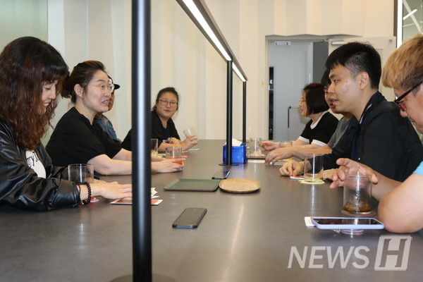 ▲ Kim Hye-jin(at the front left), welfare center manager, Choi Young-in(second from left), art class instructor, and artists share conversation during a visit to Hanyang University to see the 토토사이트 아띠. ⓒ Reporter Nam Kyung-soo ﻿
