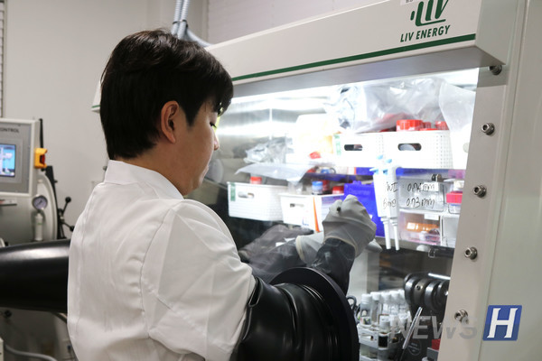 ▲ Ryu Hee-seung, the first author of the paper(master’s and doctoral integrated course, Department of Chemical Engineering), is reproducing the experiment inside an argon-filled glove box. “Because there was always a risk of explosion, we prioritized safety over convenience during the research,” Ryu said. ⓒ Reporter Park Ju-hui 