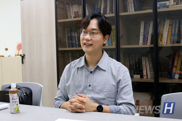 ▲ Professor Lim Hee-dae from the Department of Chemical Engineering conducted five years of research at the Korea Institute of Science and Technology(KIST) before joining his alma mater, Hanyang University, two years ago. He is currently focusing his research on next-generation 토토사이트 가입 불법 among various types of secondary 토토사이트 가입 불법. ⓒ Reporter Park Ju-hui 