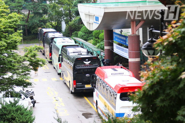 ▲ Buses lined up in front of the Advanced Materials & Chemical Engineering Building. The buses operated to eight regions: Busan, Daegu, Ulsan, Daejeon, Changwon, Jeonju, Jinju, and Gwangju.