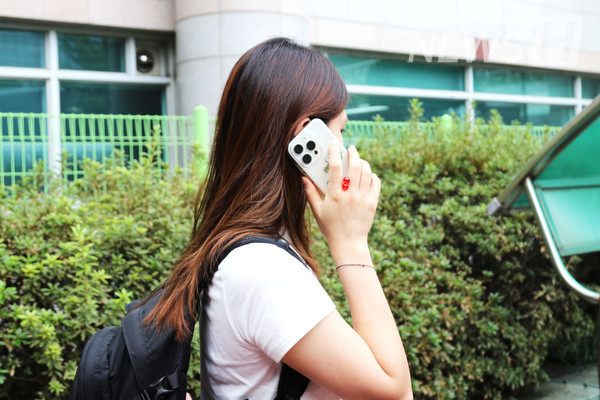 ▲ A student calls her family to tell them that she rides on the bus. 