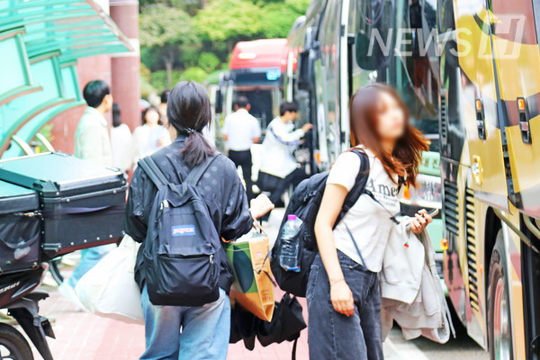 ▲ Both hands loaded with traveling bags and gifts. 