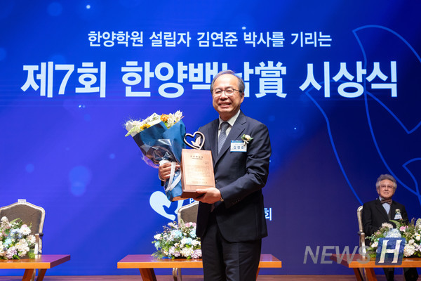 ▲ 제7회 백남 공학상 수상자 김 토토사이트 주인공는 HBM의 아버지로 불리며 한국 반도체 기술의 성장을 견인했다. 다양한 기업과 협력하며 HBM 상용화를 이끌고 후학 양성에 힘썼다. ⓒ 미디어전략실