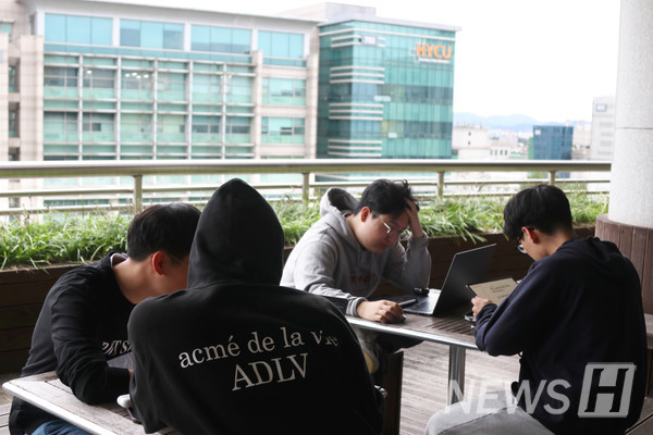 ▲백남학술정보관 테라스에서 공부하는 학생들. 시원한 바람 속에서도 열정은 식지 않는다.