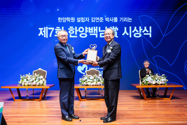 On October 16 at the 토토사이트 케이 벳 University Seoul Campus, Professor Kim Joung-ho of KAIST (right), winner of the Engineering Award, poses for a commemorative photo with Kim Chong-yang, chairman of the Paiknam Memorial Foundation. 