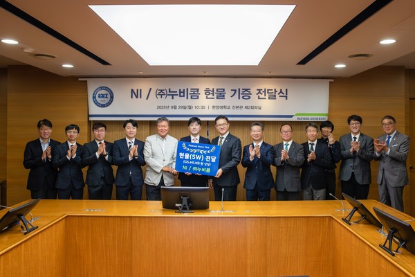 ▲ Attendees of the ceremony pose for a commemorative photo. 