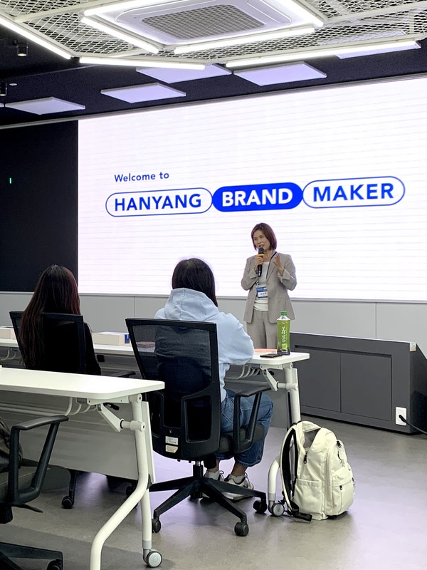 ▲ 디자인경영센터 및 HEAD Lab의 김선아 센터장이 학생들에게 격려의 메시지를 전하고 있다. 