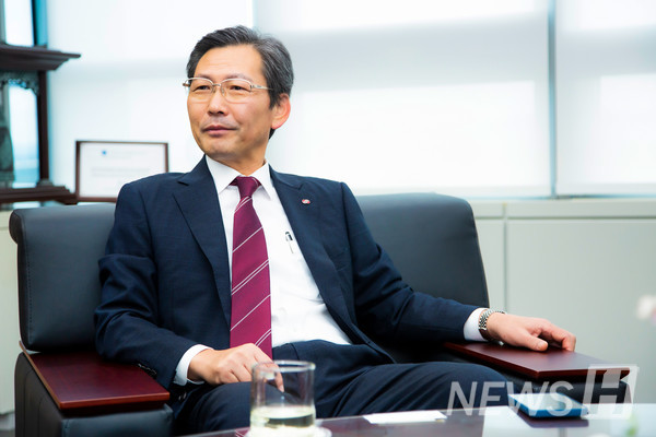 ▲ 김태균(전기공학과 82) 동문은 30년간 한국전력의 엔지니어로 일하며 '전력망 핵심 조직' 육성, '탄소 중립 R&D' 선도, 'DC 기술 국제 표준화' 채택 등 굵직한 성과를 이뤄냈다. © 정주현 기자