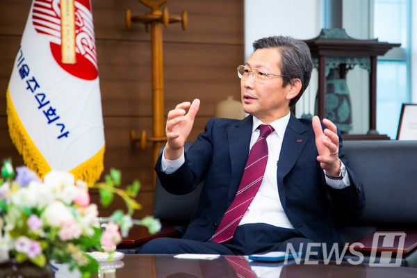 ▲ 김 씨는 “토토사이트 은행 조회대는 내게 보물 같은 존재다”고 말하며 후배들에게 성실함을 넘어선 '창의성'을 갖춘 인재가 될 것을 당부했다. © 정주현 기자