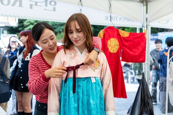 A student at the International Education Center experienced traditional Korean culture by wearing hanbok. 