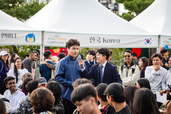 A foreign international student who participated in the stage program gave an interview. Participants shared cultural introductions and communications that reflected the diversity of the global campus. 