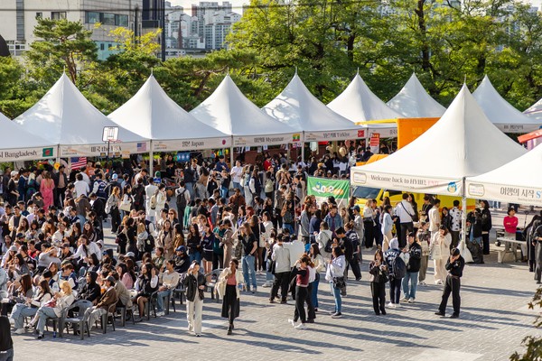 Under a clear autumn sky, the Global Campus Tour brought together Hanyang University students and international students, creating a space for multicultural exchange. 