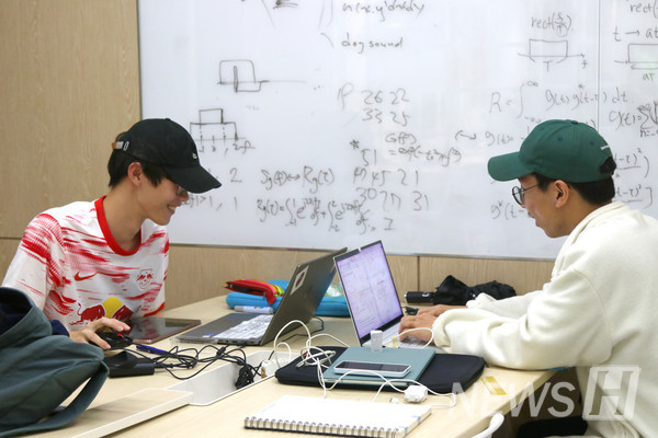 ▲ Two students studying together at the HY-CREW lounge. The whiteboard clearly shows traces of shared knowledge. 