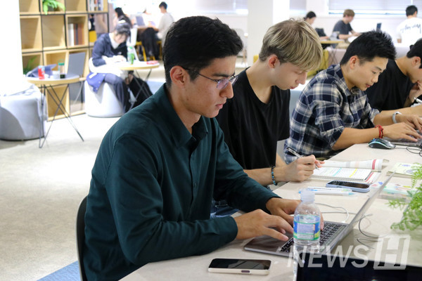 ▲ 在HOLMZ二楼休息区完成作业的同学。每个人学习的地点和方式各不相同。