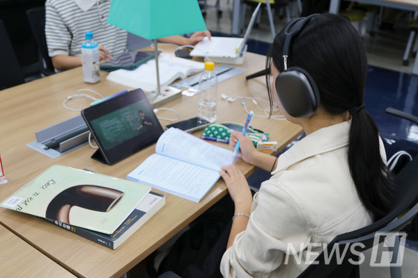 ▲ 白南学术信息馆三楼阅览室几乎没有空位。一名同学正专注于线上课程。