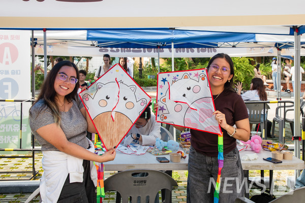 ▲ International students enjoyed kite-making activities on the day of the event. The atmosphere reflected the ‘Hanyang spirit,’ gifting warm memories to students with nowhere to go during the holiday. © Media Strategy Office 