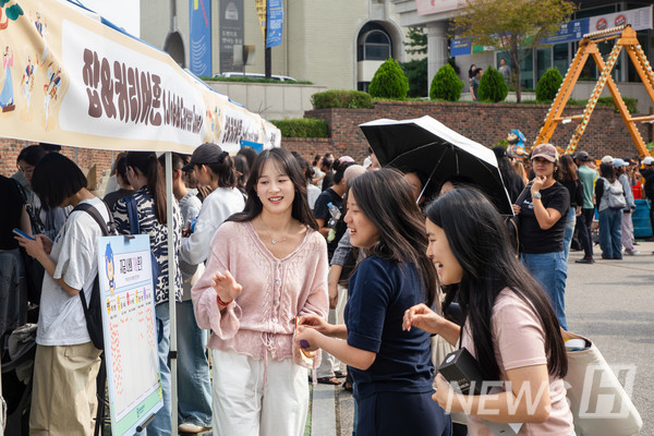 ▲ The ‘mental health check’ booth was central to the event, with students mostly choosing ‘joy’ and ‘fatigue.’ © Media Strategy Office 