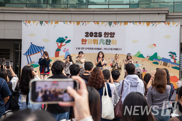 ▲ Hanyang University students’ fusion traditional music stage and multinational K-pop group ‘KIRAS’ heightened the event’s excitement. KIRAS includes a Malaysian member, drawing great responses from international students. © Media Strategy Office 