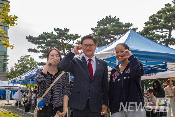 ▲ President Lee Ki-jeong expressing affection as a member of Hanyang with international students. Kim Hyun-ju, head of international admissions, urged, ‘Please see international students not as outsiders but as members.’ © Media Strategy Office