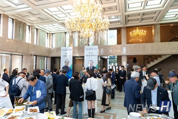 ▲ Following the ceremony, the 토토사이트 드래곤 먹튀ees and guests shared congratulations informally at the reception in the Paiknam Music Hall lobby. © Media Strategy Office 