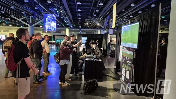 ▲ Master’s students Kim Min-soo and Jung Eun-ho(School of Computer Science) explaining t토토사이트 로그인 없이 technology at SIGGRAPH 2025. © Professor Lee Yoon-sang 