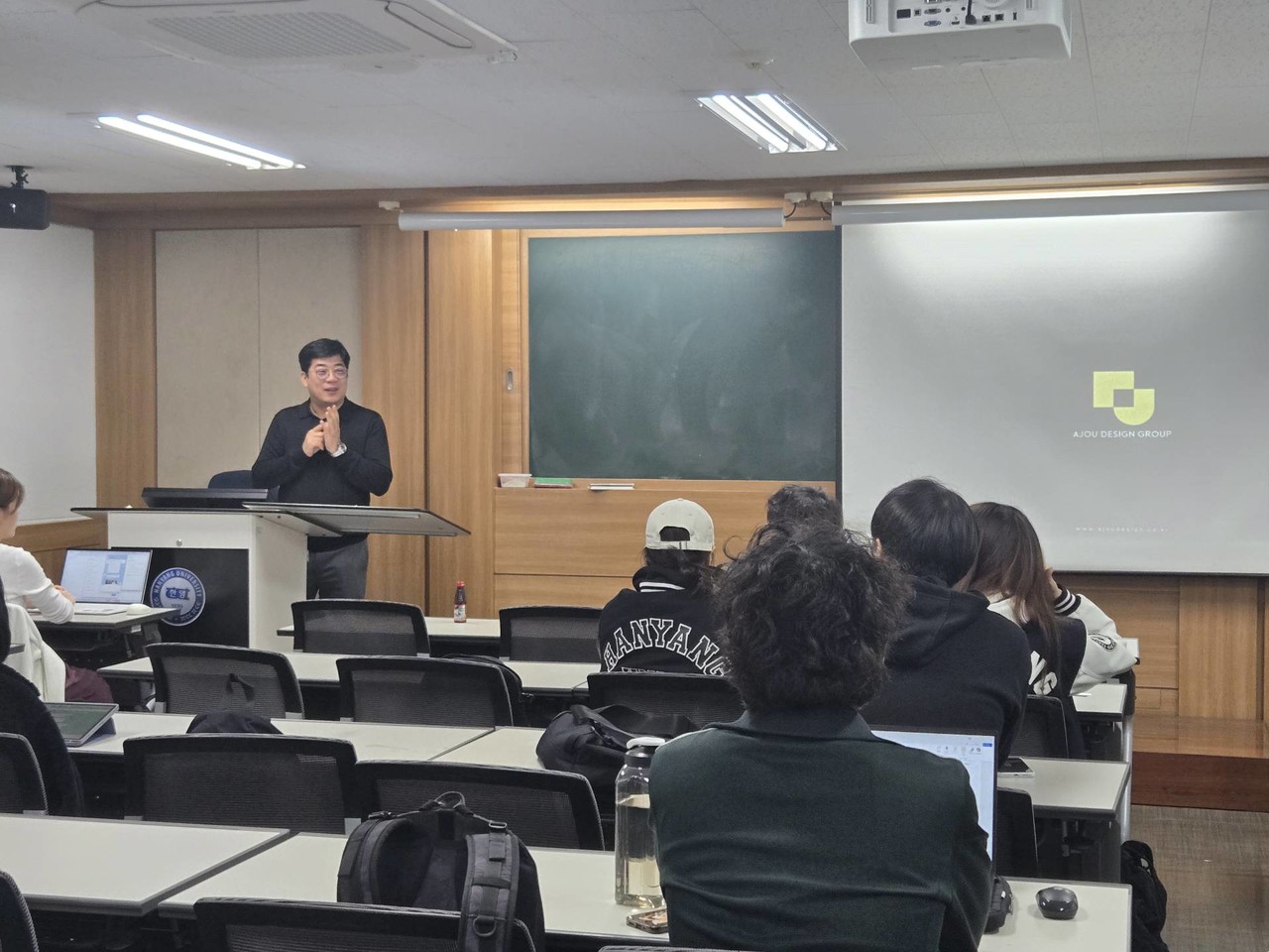 ▲ 아주디자인그룹 강명진 대표가 'AI 시대의 창의적 리더십과 인간 중심의 상상력'을 중심으로 강의를 진행하고 있다. 