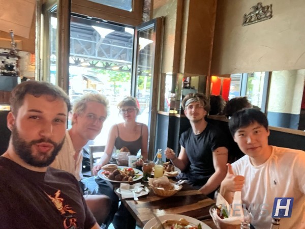 ▲ Yoo Seung-min(Junior, Major in Data Science) dining with colleagues after his final workday. Recognized for his skills, Yoo signed a freelance contract after completing his internship. © Yoo Seung-min 