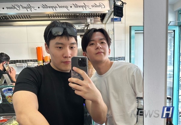 ▲ 다문화의 상징인 독일식 케밥 식당에서 만난 유 씨와 김 씨의 모습. 더 많은 경험이 더 넓은 시야를 열어준다는 것을 깨달은 유 씨는 학업에 정진하기로 결심했다. © 유승민 학생