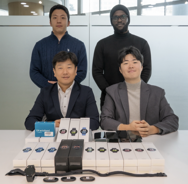 (윗줄 좌측부터) 진승완, 알프레드 (아랫줄 좌측부터) 노영태 교수, 이혜성