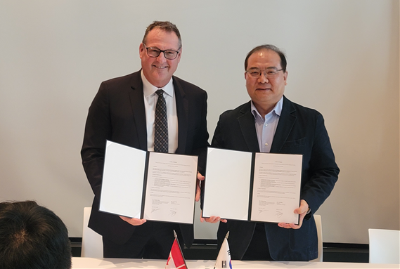 (From left) Mr. Craig Olley (Trigon Terminal President), Professor Kim Youn-kyoo (Dean of Hanyang University’s Graduate School of International Studies and Director of the Asia-Pacific Research Center) 