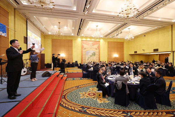 ▲ '2025 한양의대인의 밤'에 참여한 의과대학 동문들이 축배를 들고 있다. ⓒ 한양의대 총동문회