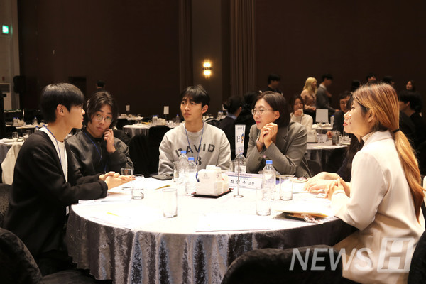 ▲ 한 멘티가 멘토에게 조언을 구하고 있다.