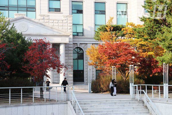 ▲ 붉게 물든 경영관 사이, 수업을 마친 학생들이 걸어나오고 있다.