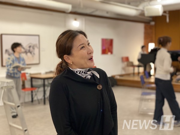 ▲ 김지현(캐슬린 킴) 성악과 교수가 오페라 리골레토 리허설에서 '질다'를 연기하고 있다. ⓒ 김지현 교수