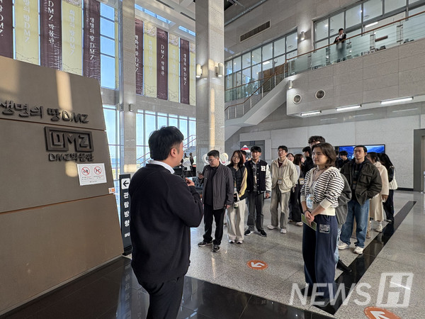 ▲ 해설사가 강원평화캠프 참가자들에게 DMZ 탄생 배경을 설명하고 있다. ⓒ 한양대학교 통일교육 선도대학 사업단