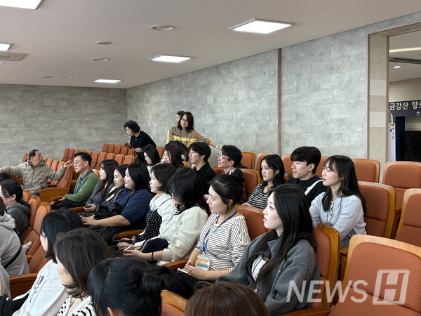 ▲ 통일전망타워 2층 전망교육실에 앉아 금강산 이야기를 듣는 참가자들의 모습. ⓒ 한양대학교 통일교육 선도대학 사업단