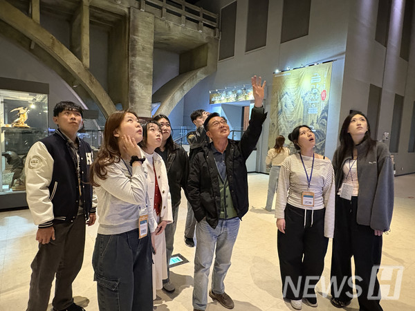 ▲ 홍용표 한양대학교 통일교육 선도대학 사업단장이 학생들의 질문에 답하는 모습. ⓒ 한양대학교 통일교육 선도대학 사업단