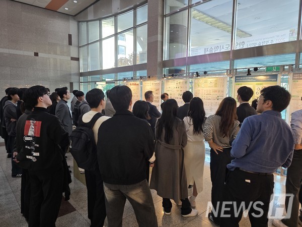 ▲ 12일 서울캠퍼스 신소재공학관 1층에서 열린 제 39회 도시학술제 전시회에서 한 학생이 작품에 대해 설명하고 있다. ⓒ 박지웅 커뮤니케이터